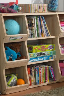 Ξύλινη βιβλιοθήκη σε παιδικό δωμάτιο για ένα αγόρι