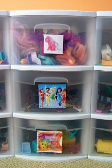 Πλαστικά δοχεία για την αποθήκευση παιχνιδιών στο βρεφονηπιακό σταθμό