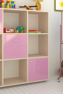 Μπεζ-ροζ βιβλιοθήκη με συρτάρια στο φυτώριο