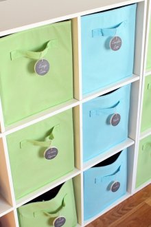 Πράσινα και μπλε καλάθια σε ράφι