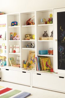 Λευκό ράφι αποθήκευσης με μεγάλα συρτάρια