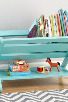 Τυρκουάζ ράφι για βιβλία στο νηπιαγωγείο