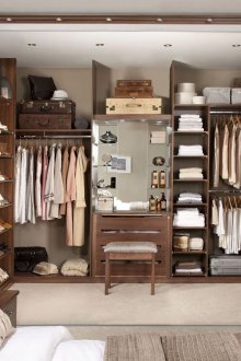 Ευρύχωρο γκαρνταρόμπα στο υπνοδωμάτιο