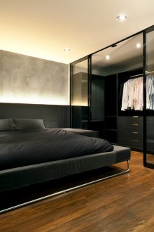 Γκαρνταρόμπα με γυάλινες πόρτες στο υπνοδωμάτιο