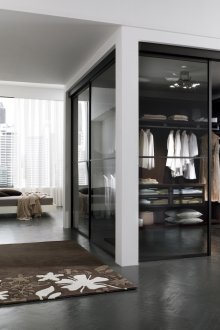 Γκαρνταρόμπα με γυάλινες πόρτες στο υπνοδωμάτιο