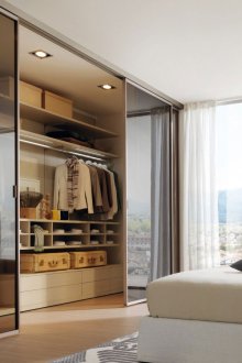 Γκαρνταρόμπα με γυάλινες πόρτες στο εσωτερικό του υπνοδωματίου