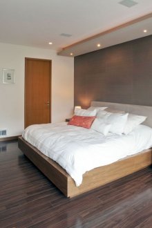 Λευκό και καφέ υπνοδωμάτιο