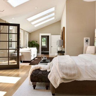 Ευρύχωρο μπεζ και καφέ υπνοδωμάτιο