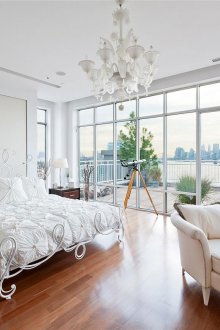 Ευρύχωρο καφετί και λευκό υπνοδωμάτιο