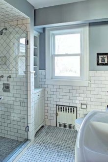 Μπάνιο στο εσωτερικό ενός διαμερίσματος δύο δωματίων