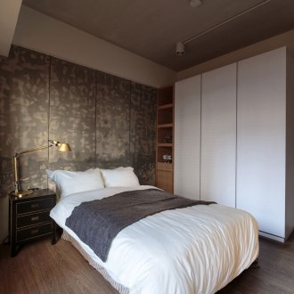 Καφέ και άσπρο υπνοδωμάτιο