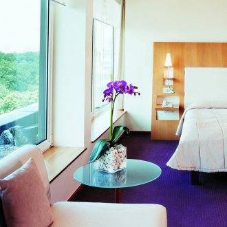 Μωβ δάπεδο στο υπνοδωμάτιο