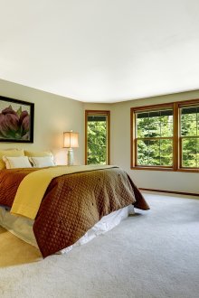 Μεγάλη καφετιά κρεβατοκάμαρα 20 τ.μ.