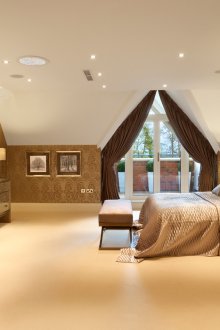 Μπεζ και λευκή κρεβατοκάμαρα