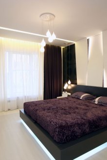 Μαύρο, λευκό και μοβ χρώματα στο εσωτερικό της κρεβατοκάμαρας