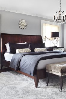 Γκρίζοι τοίχοι σε καφετί και λευκό υπνοδωμάτιο