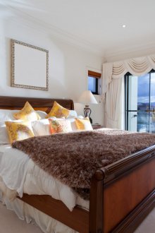 Καφέ και άσπρο υπνοδωμάτιο