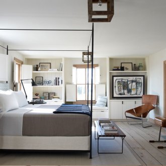 Φωτεινό υπνοδωμάτιο με τζάκι