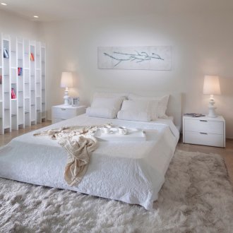 Λευκό ευρύχωρο υπνοδωμάτιο