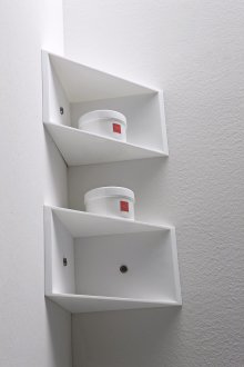 Λευκά γωνιακά ράφια στο μπάνιο