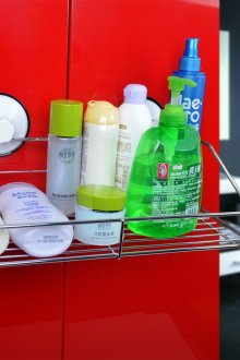 Μεταλλικό ράφι με βεντούζες για το μπάνιο