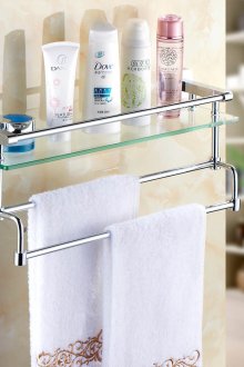 Όμορφο γυάλινο ράφι στο μπάνιο