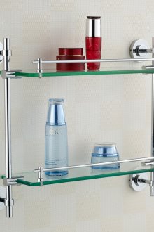 Γυαλί και μεταλλικό ράφι στο μπάνιο