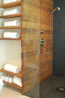 Ενσωματωμένα ξύλινα ράφια στο μπάνιο