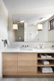 Ξύλινα ράφια στο ντουλάπι κάτω από το νεροχύτη στο μπάνιο