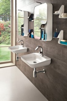 Όμορφα μεταλλικά ντουλάπια τοίχου με ράφια στο μπάνιο