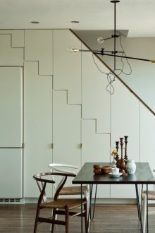 Ψυγείο και ντουλάπι κάτω από τις σκάλες