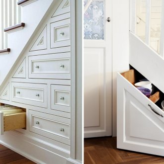 Αποθήκευση κουτιά κάτω από τις σκάλες στο διάδρομο