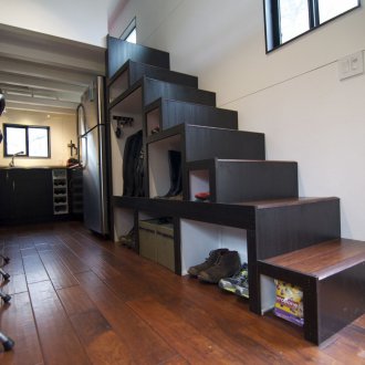 Ράφια αποθήκευσης κάτω από τις σκάλες