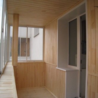 Επένδυση ξύλου στη διακόσμηση του μπαλκονιού