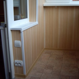 Πάνελ ξύλου PVC στο μπαλκόνι