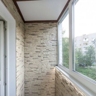 Μπεζ-γκρι διακοσμητική πέτρα στο μπαλκόνι