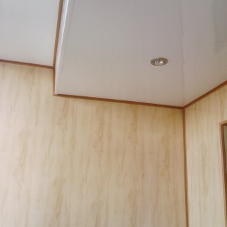 Απλό πλαστικό στην διακόσμηση του μπαλκονιού