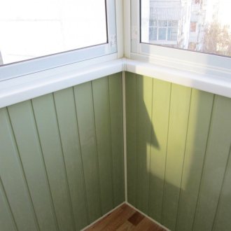 Πράσινη ραφή επένδυση στη διακόσμηση του μπαλκονιού