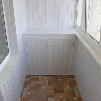 Λευκή ραφή επένδυση στη διακόσμηση του μπαλκονιού