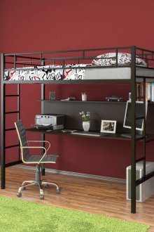 Αττικό κρεβάτι και χώρο εργασίας στο παιδικό δωμάτιο