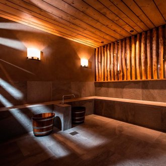 Τελειώνοντας το εσωτερικό της μπανιέρας