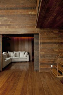 Μοντέρνο εσωτερικό με ξύλινη επένδυση