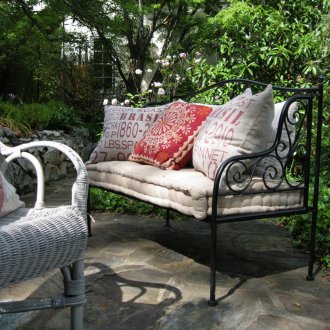 Shod μαύρο πάγκο με μαλακό κάθισμα και μαξιλάρια