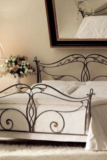 Μαύρο κρεβάτι από σφυρήλατο σίδερο σε κλασικό στιλ