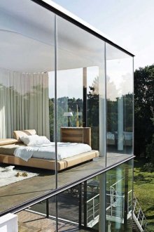 Πανοραμική υάλωση διώροφου σπιτιού