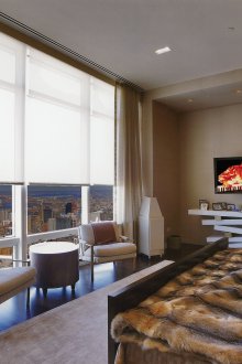 Πανοραμικά παράθυρα με κουρτίνες στην κρεβατοκάμαρα