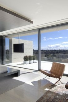 Υψηλής τεχνολογίας πανοραμικά τζάμια στο σπίτι