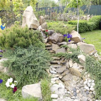 Alpine slide με καταρράκτη στον κήπο