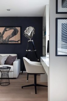 Εργασία στο παράθυρο στο σαλόνι