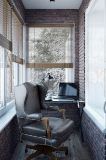 Ξεχωριστό γραφείο στο διαμέρισμα αμερικανικού στιλ στο μπαλκόνι